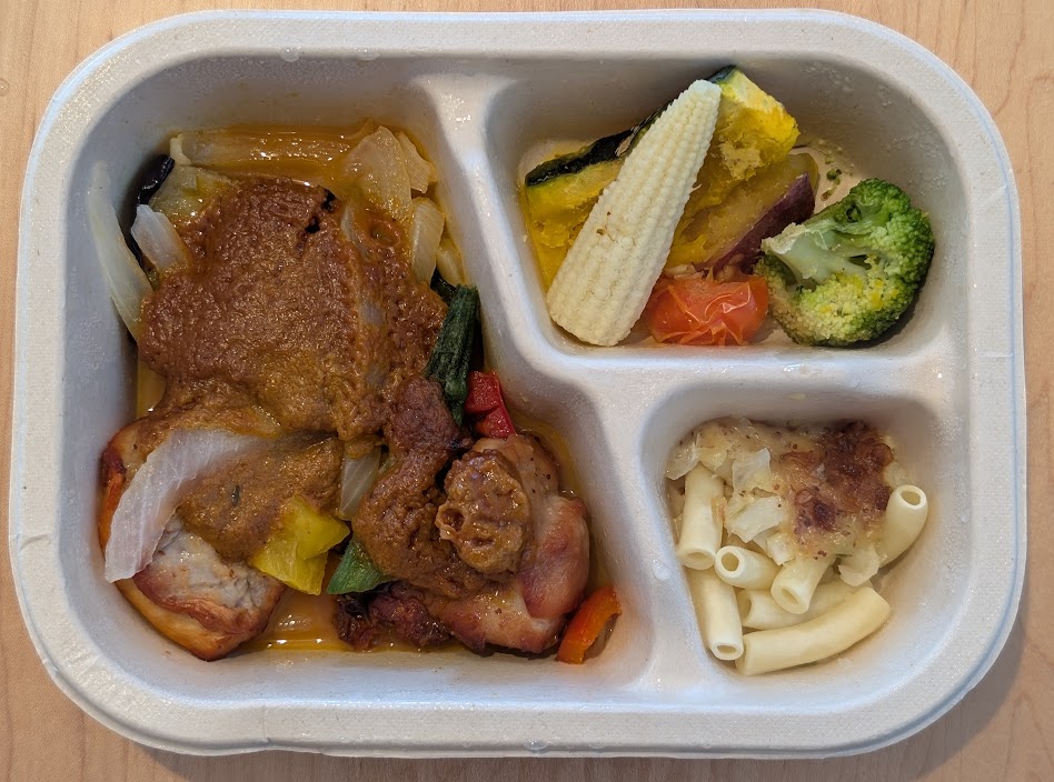 デリ弁当の3品の構成(飴色たまねぎの甘口トマトチキンカレー)
